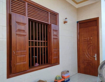 Nhà Bác Thọ lắp cửa đi và cửa sổ 4 cánh thép vân gỗ màu nâu