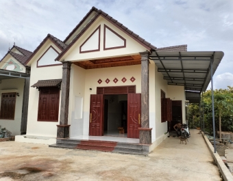 Nhà Anh Minh hệ cửa thép vân gỗ tại Đắk Song