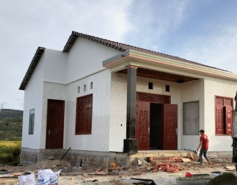 Nhà Anh Nguyễn Tín lắp cửa thép vân gỗ kết hợp cửa nhôm xingfa