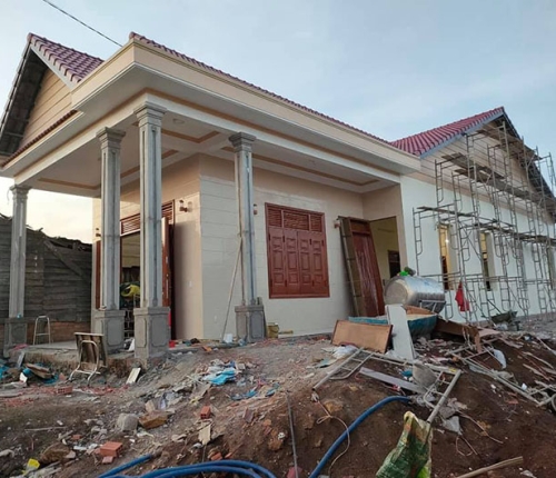 Nhà Bác Thọ lắp cửa đi và cửa sổ 4 cánh thép vân gỗ màu nâu
