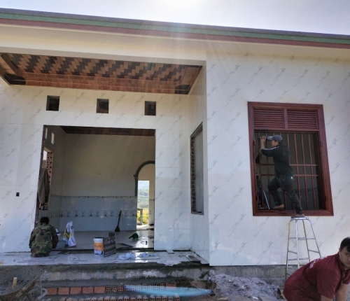 Nhà Anh Nguyễn Tín lắp cửa thép vân gỗ kết hợp cửa nhôm xingfa