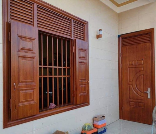 Nhà Bác Thọ lắp cửa đi và cửa sổ 4 cánh thép vân gỗ màu nâu