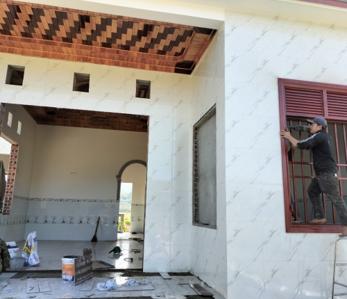 Nhà Anh Nguyễn Tín lắp cửa thép vân gỗ kết hợp cửa nhôm xingfa