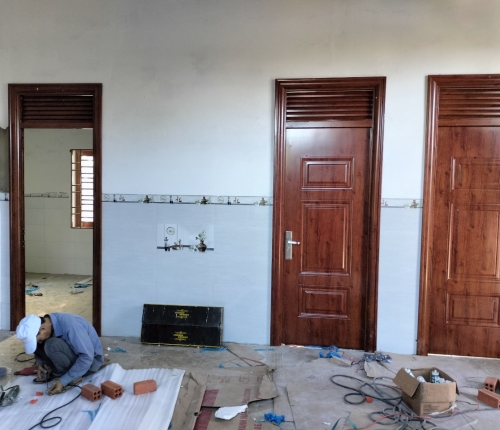 Cửa thép vân gỗ 4 cánh nhà Anh Minh Hoàng ở Buôn Đôn