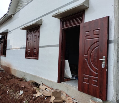 Nhà Chị Hoàng Mỹ Mai lắp cửa đi và cửa sổ 2 cánh tại Cư Jut