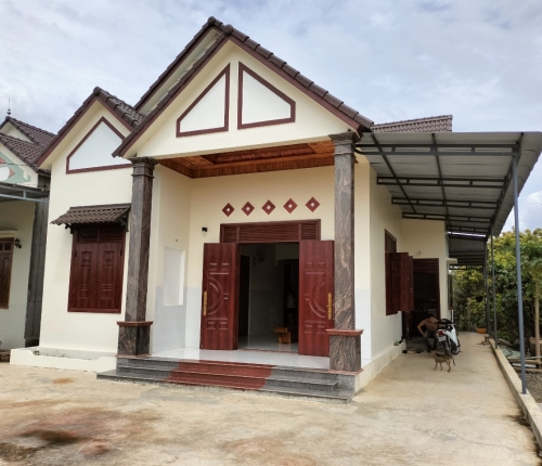 Nhà Anh Minh hệ cửa thép vân gỗ tại Đắk Song