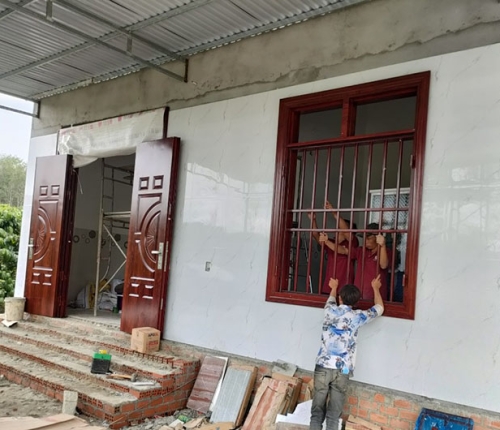 Nhà Chị Hoàng Mỹ Mai lắp cửa đi và cửa sổ 2 cánh tại Cư Jut