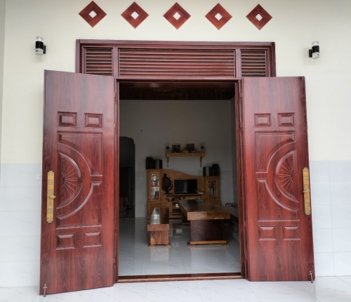 Nhà Anh Minh hệ cửa thép vân gỗ tại Đắk Song