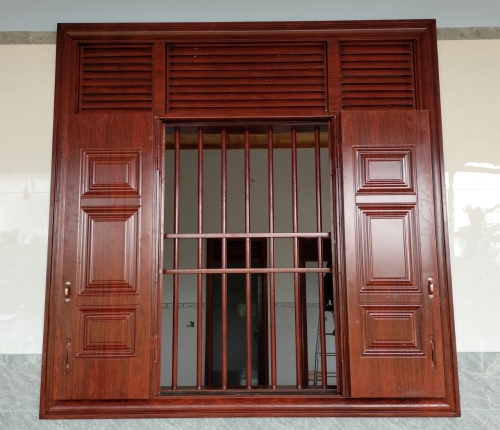 Cửa thép vân gỗ 4 cánh nhà Anh Minh Hoàng ở Buôn Đôn