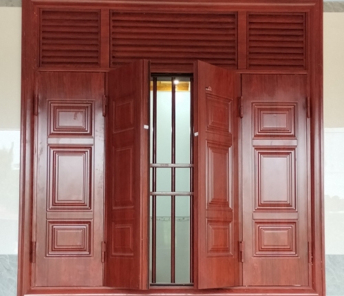 Cửa thép vân gỗ 4 cánh nhà Anh Minh Hoàng ở Buôn Đôn
