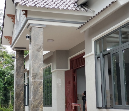 Nhà Chị Thu lắp cửa sổ và cửa đi thép vân gỗ Gia Nghĩa