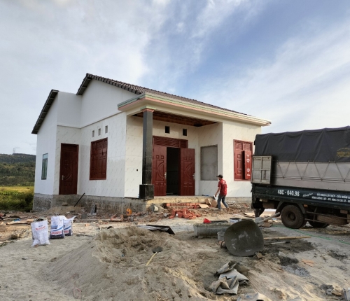 Nhà Anh Nguyễn Tín lắp cửa thép vân gỗ kết hợp cửa nhôm xingfa