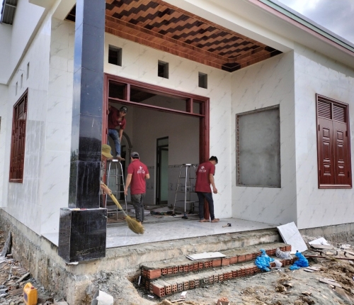 Nhà Anh Nguyễn Tín lắp cửa thép vân gỗ kết hợp cửa nhôm xingfa