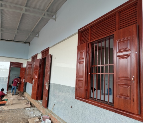 Cửa thép vân gỗ 4 cánh nhà Anh Minh Hoàng ở Buôn Đôn