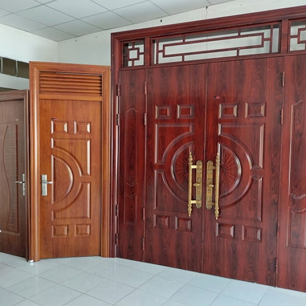 Cửa đi 4 cánh bằng thép vân gỗ giá rẻ Đắk Nông