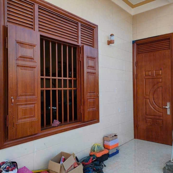 Cửa sổ 4 cánh có chấn song f32 thép vân gỗ nhập khẩu Đắk Nông